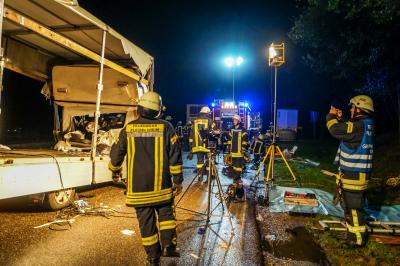 A81/Pleidelsheim: Transporter kracht ungebremst auf LKW - Fahrer wird schwer verletzt - Schwierige Rettung